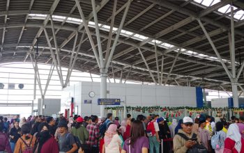 Hari Kedua 2026, Para Penumpang Memadati Stasiun Cikarang
