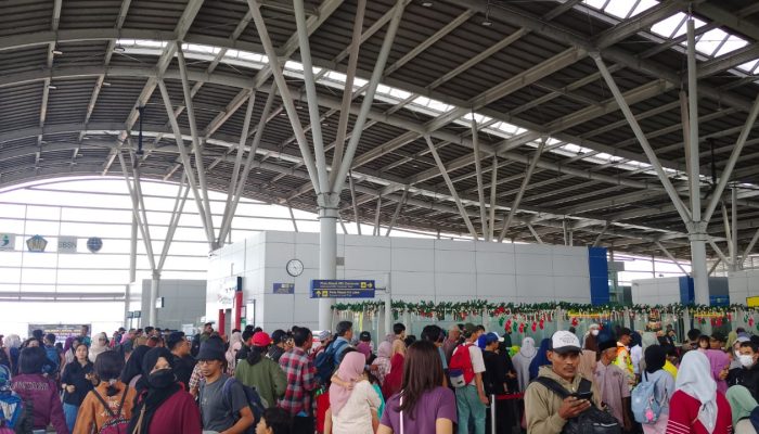 Hari Kedua 2026, Para Penumpang Memadati Stasiun Cikarang